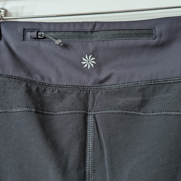 Athleta 3.5" run with it short XL - Picture 5 of 6